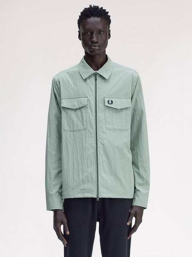 Застегивающаяся на молнию рубашка-оверсайз Fred Perry, Bayleaf
Застегивающаяся на молнию рубашка-оверсайз Fred Perry, Bayleaf