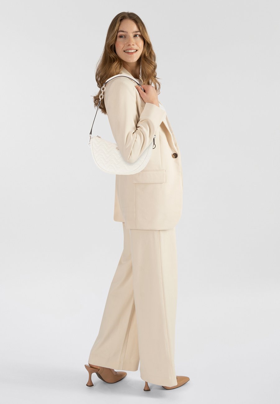 Сумка Guess Handbag, Shell/Off-White
Сумка Guess Handbag, Shell/Off-White