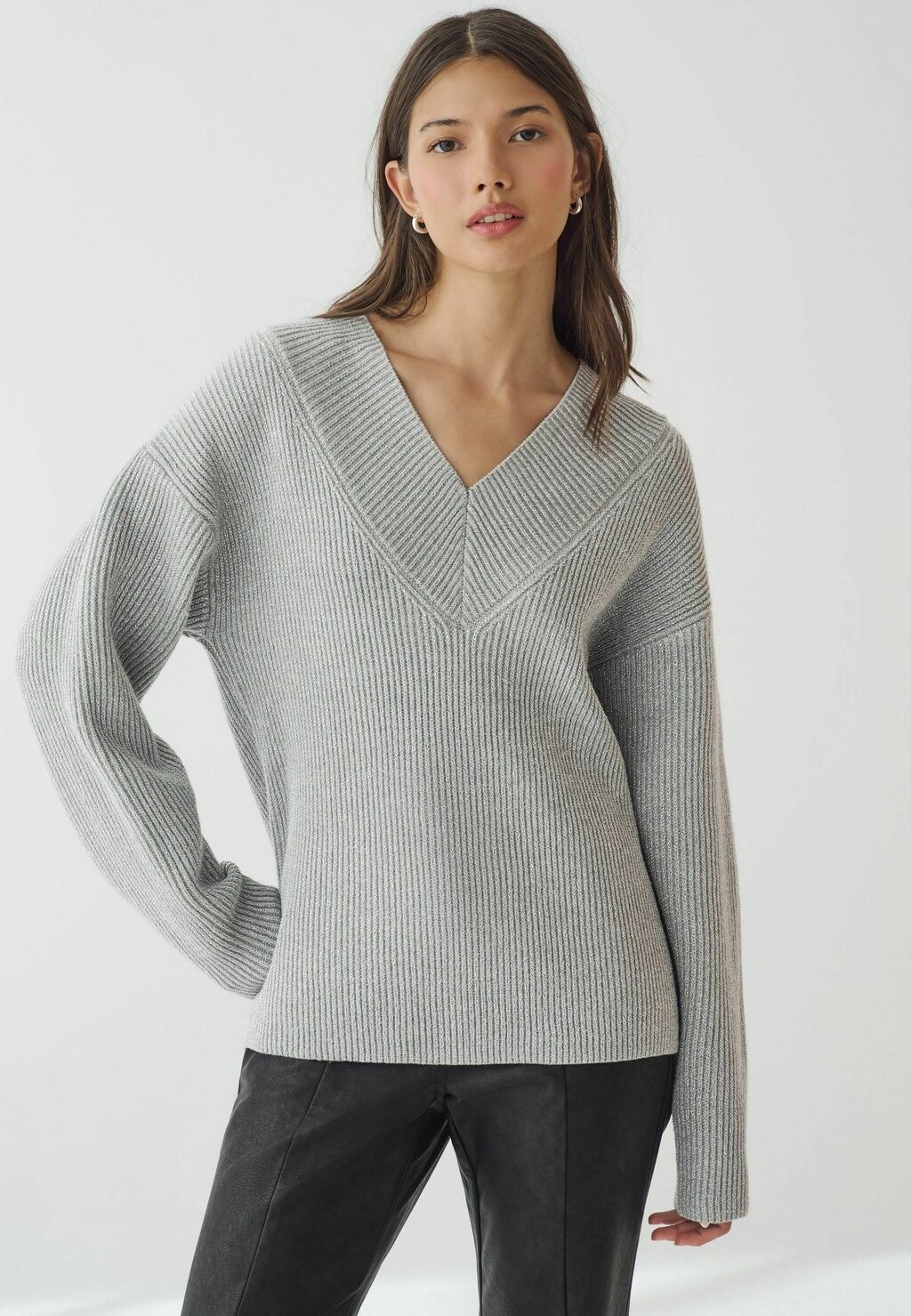Джемпер V-NECK Next, серебристый
Джемпер V-NECK Next, серебристый