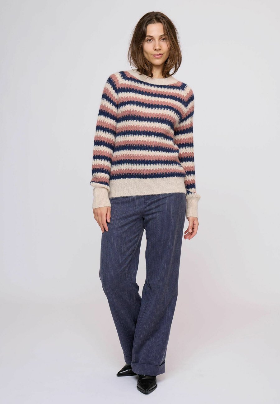 Джемпер Noa Noa Jumper, Art Creme Rose Navy/Beige
Джемпер Noa Noa Jumper, Art Creme Rose Navy/Beige