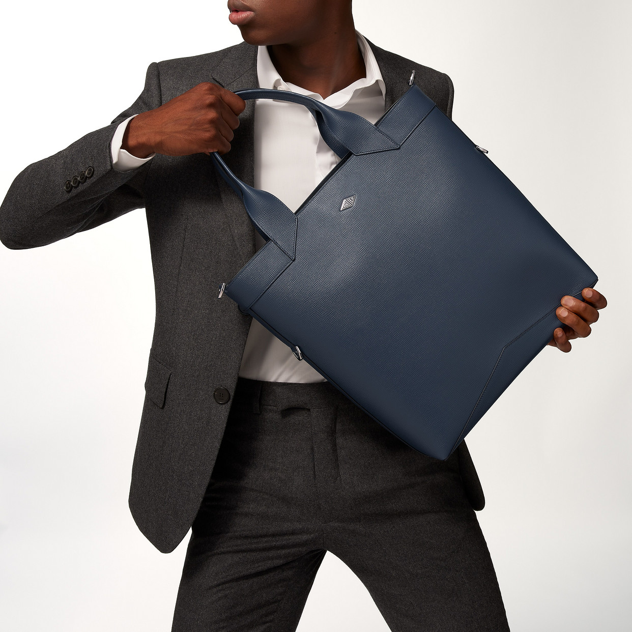 Мужская сумка-тоут Cartier Cabas petit modèle, Cartier Losange, темно-синяя зернистая телячья кожа
Мужская сумка-тоут Cartier Cabas petit modèle, Cartier Losange, темно-синяя зернистая телячья кожа