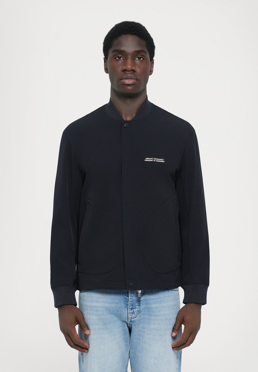 Куртка Armani Exchange BLOUSON JACKET, Deep Navy/Dark Blue
Куртка Armani Exchange BLOUSON JACKET, Deep Navy/Dark Blue