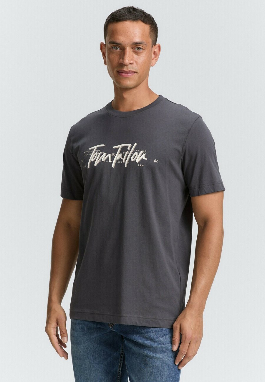 Футболка TOM TAILOR MIT LOGO, Tarmac Grey/Grey, Серый, Футболка TOM TAILOR MIT LOGO, Tarmac Grey/Grey
Футболка TOM TAILOR MIT LOGO, Tarmac Grey/Grey, Серый, Футболка TOM TAILOR MIT LOGO, Tarmac Grey/Grey