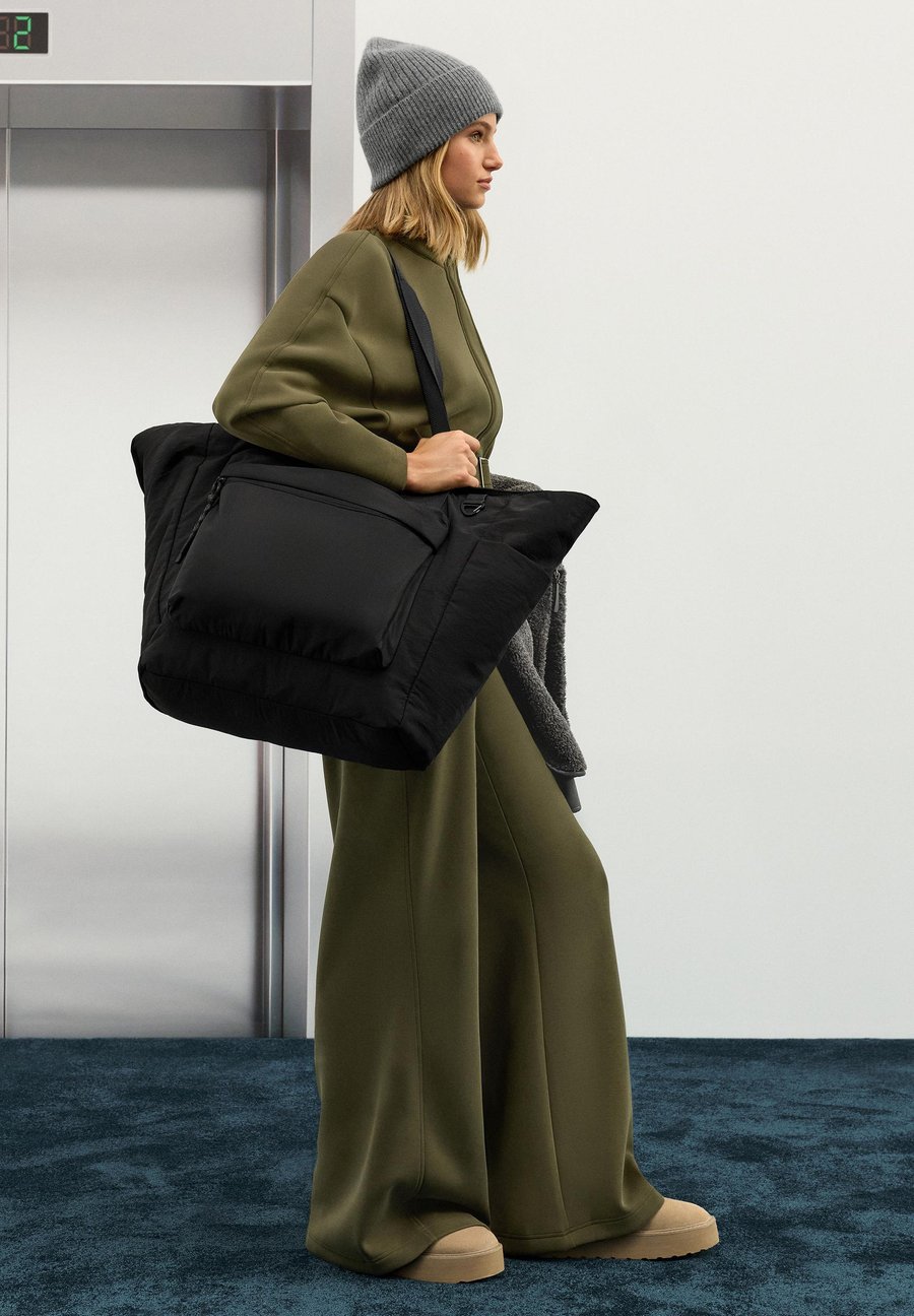 Сумка-шоппер OYSHO TECHNICAL WITH FRONT POCKET, Black
Сумка-шоппер OYSHO TECHNICAL WITH FRONT POCKET, Black