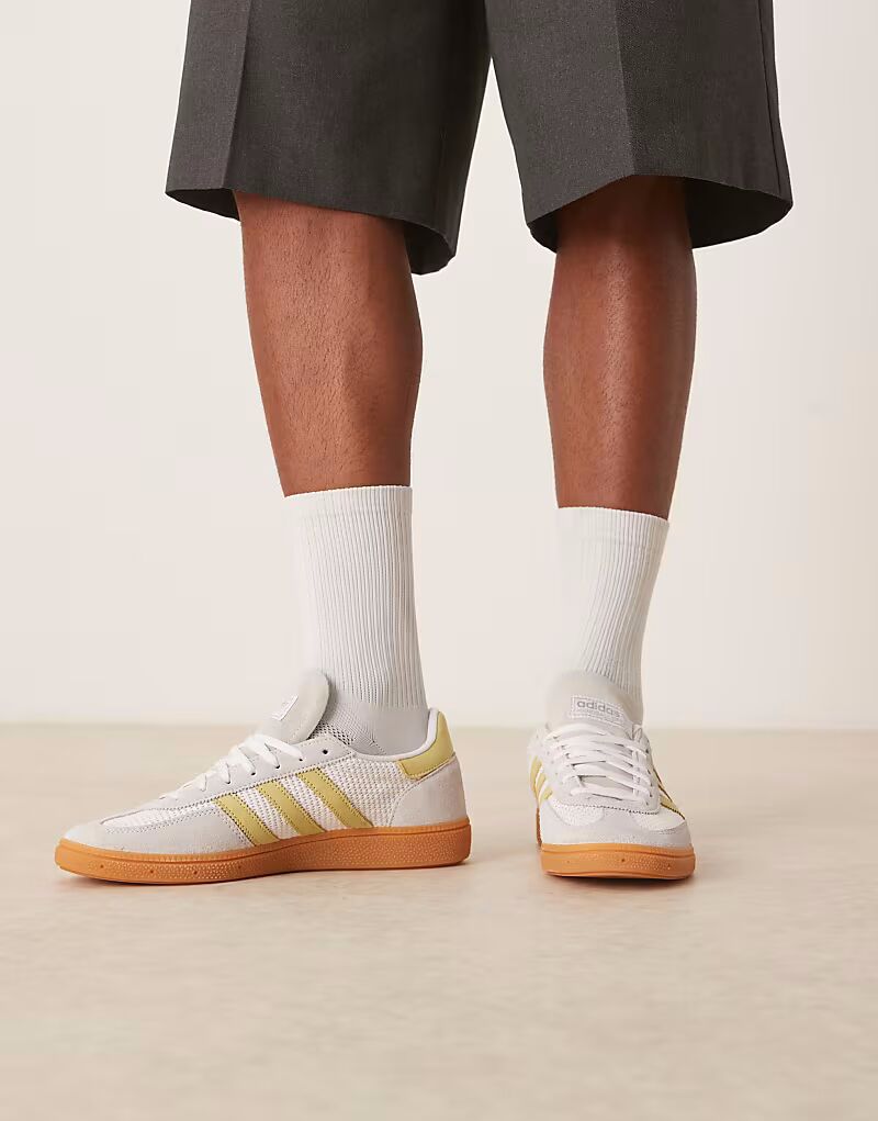 Кроссовки Adidas Originals Handball Spezial белого и желтого цветов
Кроссовки Adidas Originals Handball Spezial белого и желтого цветов