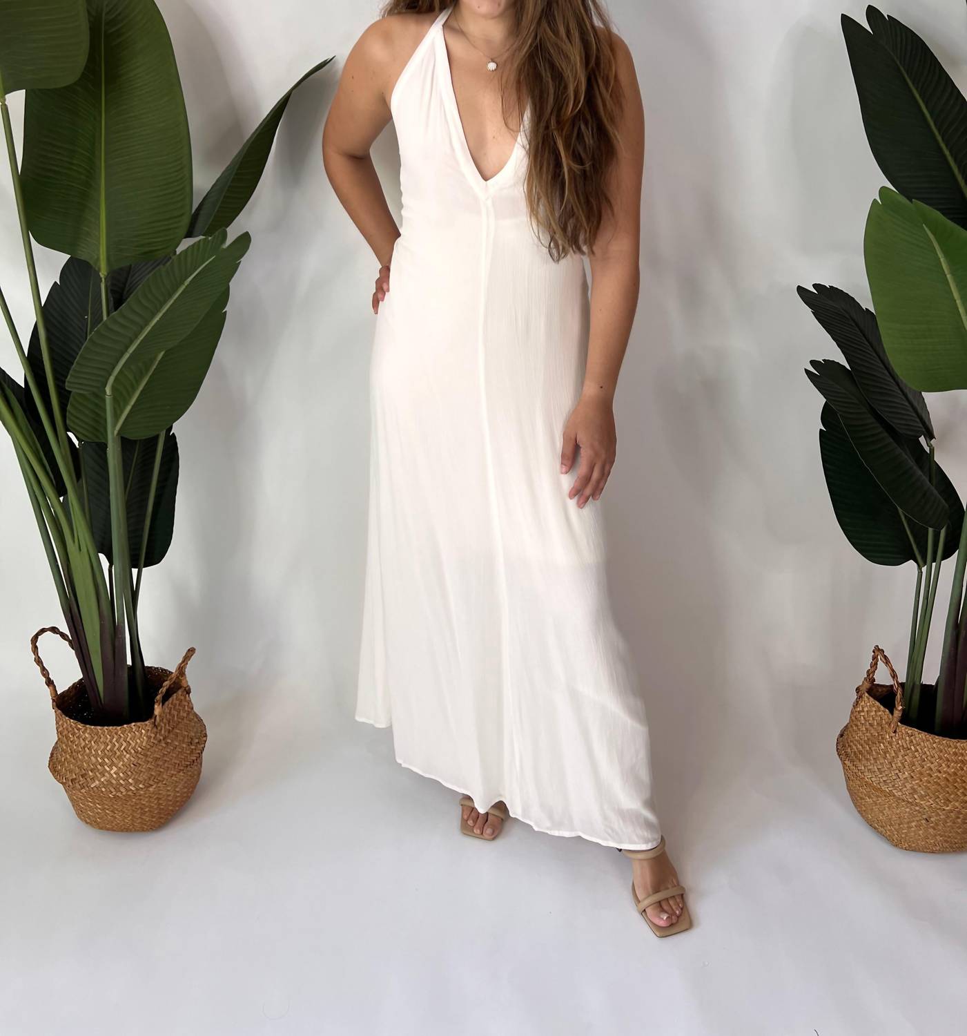 Платье Rhea Solid Linen с глубоким вырезом на спине и пуговицами белого цвета INDAH 
Платье Rhea Solid Linen с глубоким вырезом на спине и пуговицами белого цвета INDAH