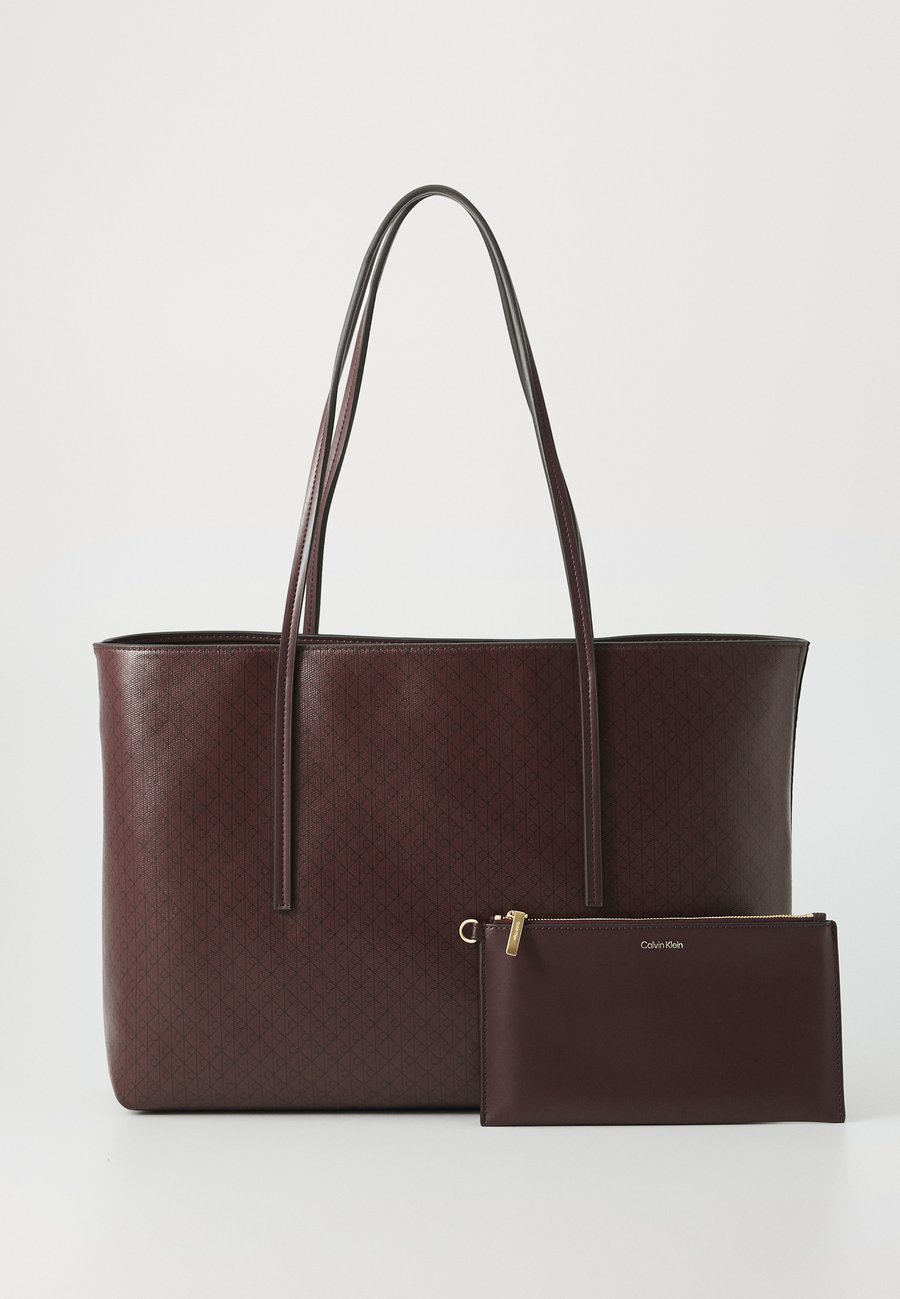 Сумка Calvin Klein COATED EMBLEM, Fudge Aop/Brown
Сумка Calvin Klein COATED EMBLEM, Fudge Aop/Brown