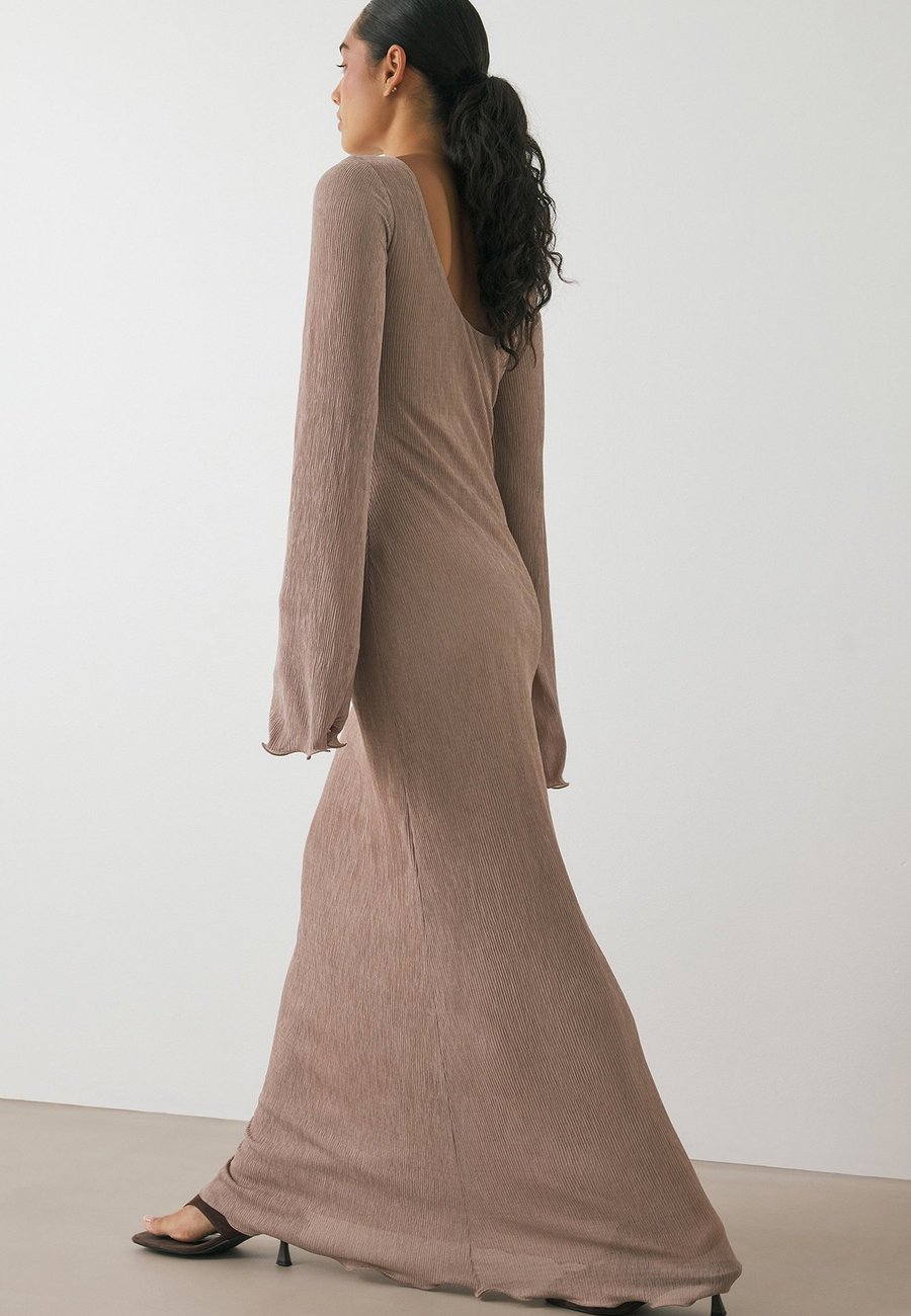 Платье NA-KD DEEP BACK PLEATED, Taupe
Платье NA-KD DEEP BACK PLEATED, Taupe