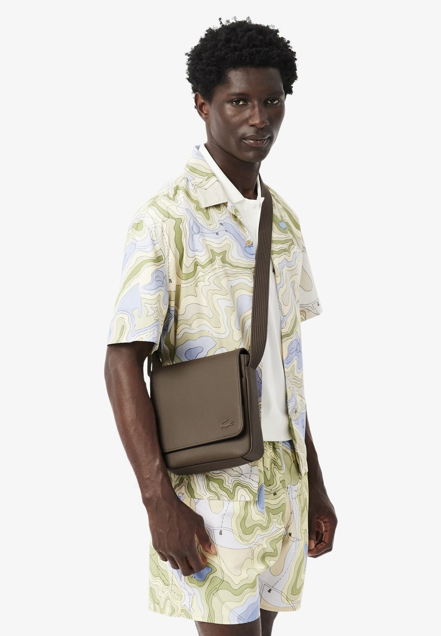 Сумка кросс-боди Lacoste CLASSIC , Morel-Q/Brown
Сумка кросс-боди Lacoste CLASSIC , Morel-Q/Brown