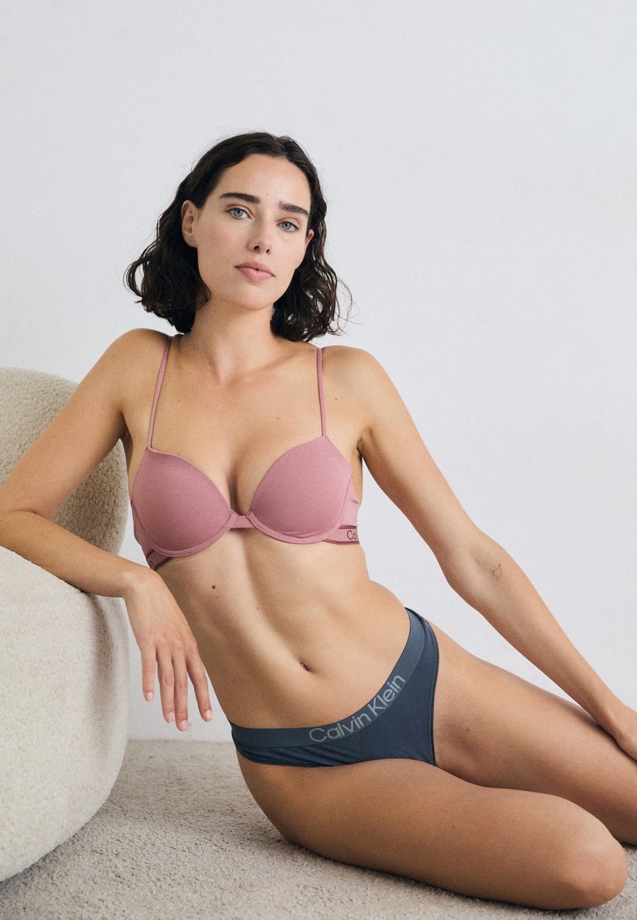 Трусы Calvin Klein Underwear THONG EXTRA SOFT 5 PACK, Black/White/Grey Heather/Frozen Fiord/Multi-Coloured
Трусы Calvin Klein Underwear THONG EXTRA SOFT 5 PACK, Black/White/Grey Heather/Frozen Fiord/Multi-Coloured