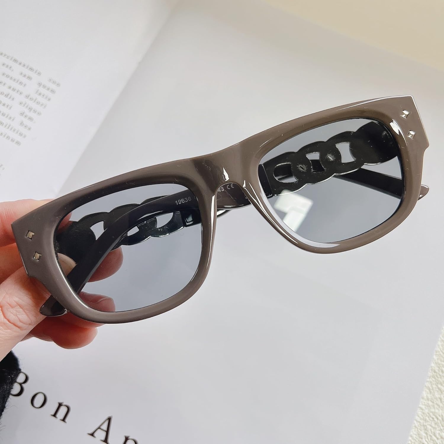 Женские солнцезащитные очки в стиле ретро «кошачий глаз» с цепочкой, большие модные солнцезащитные очки с защитой от УФ-излучения UV400, стильные квадратные очки bullabulling, Brown/Black
Женские солнцезащитные очки в стиле ретро «кошачий глаз» с цепочкой, большие модные солнцезащитные очки с защитой от УФ-излучения UV400, стильные квадратные очки bullabulling, Brown/Black