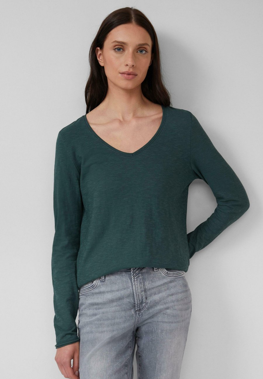 Топ s.Oliver MIT V-AUSSCHNITT UND ARTWORK-PATCH AM SAUM, Tannengrün/Teal
Топ s.Oliver MIT V-AUSSCHNITT UND ARTWORK-PATCH AM SAUM, Tannengrün/Teal