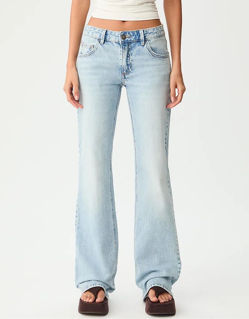 Джинсы Stradivarius с заниженной талией из средне-голубого денима с клешем
Джинсы Stradivarius с заниженной талией из средне-голубого денима с клешем