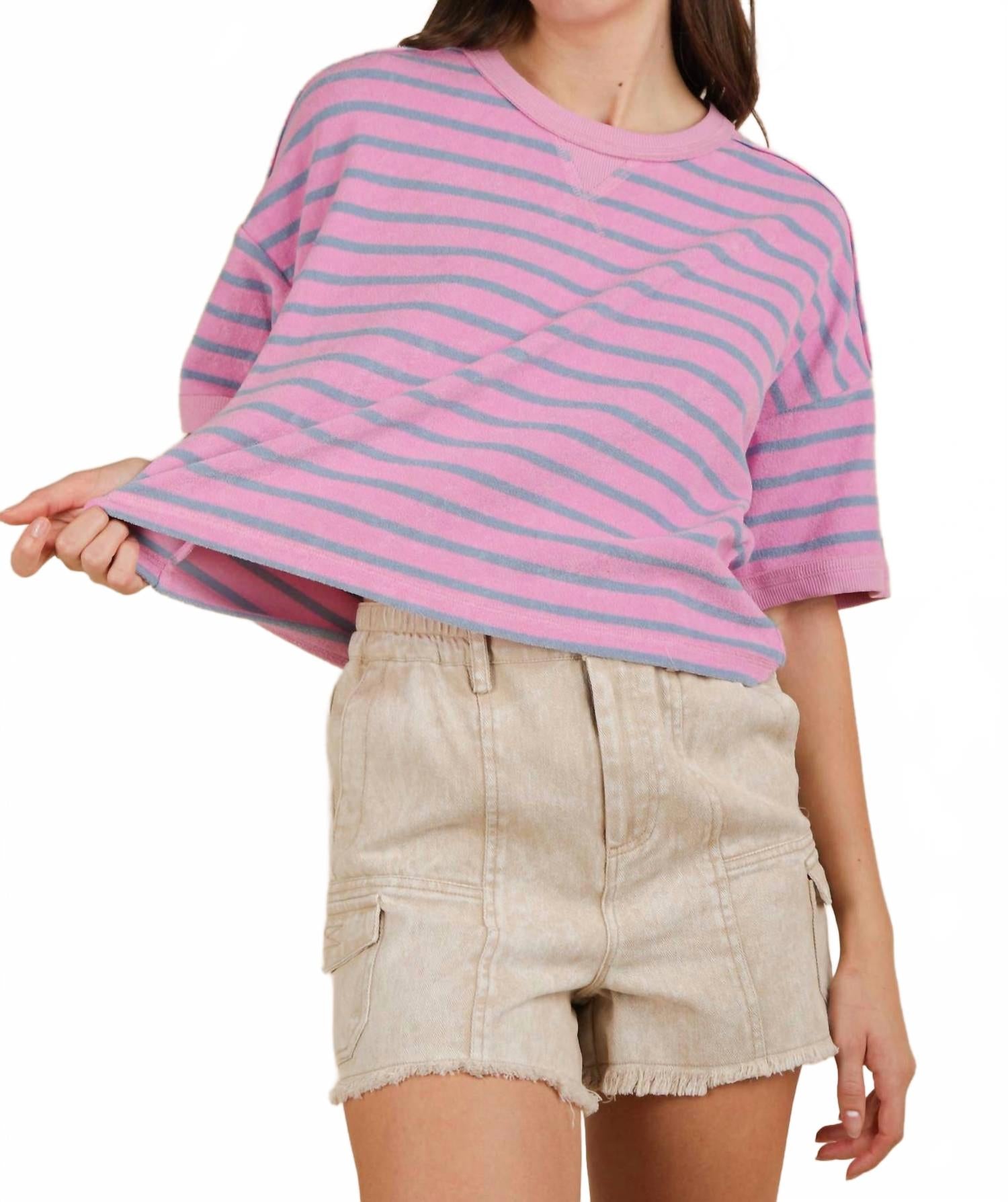 Удобный повседневный трикотажный топ свободного кроя в полоску розового цвета VERY J
Удобный повседневный трикотажный топ свободного кроя в полоску розового цвета VERY J