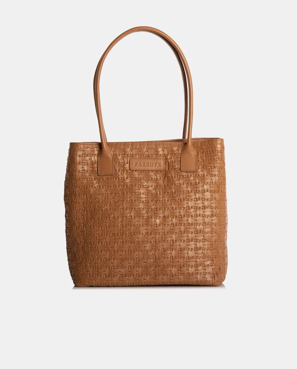 Сумка-шоппер из плетеной кожи с центральной застежкой на магнит Farrutx, коричневый
Сумка-шоппер из плетеной кожи с центральной застежкой на магнит Farrutx, коричневый