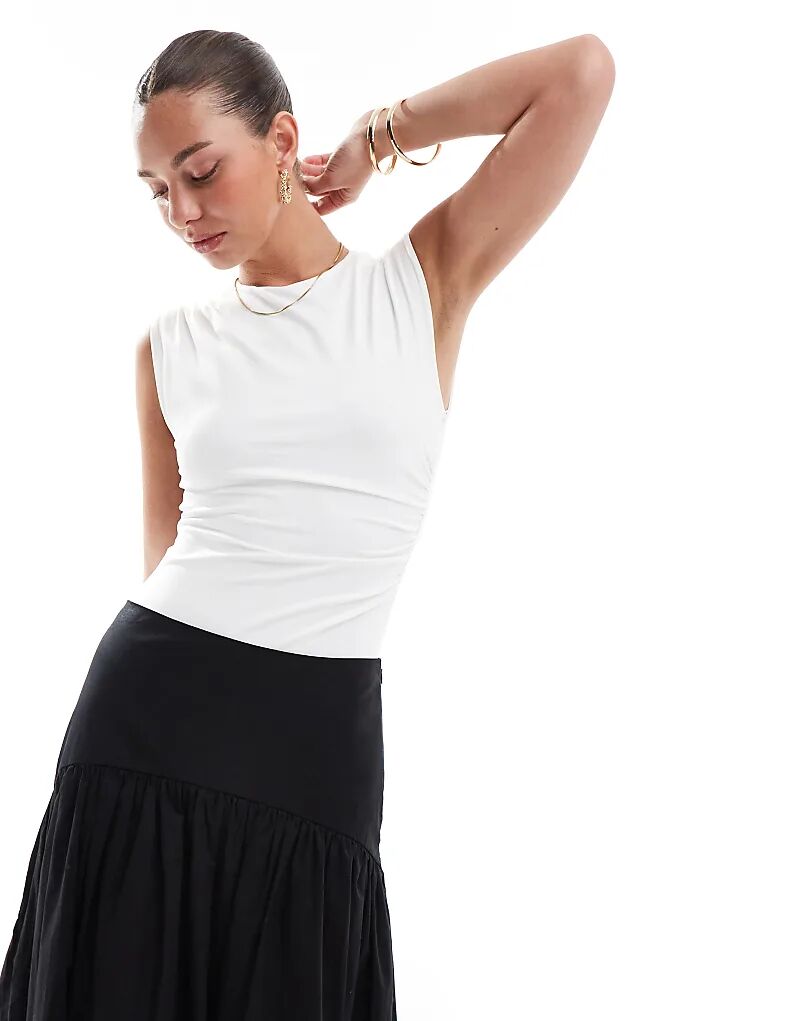 Боди Stradivarius со сборками цвета экрю
Боди Stradivarius со сборками цвета экрю