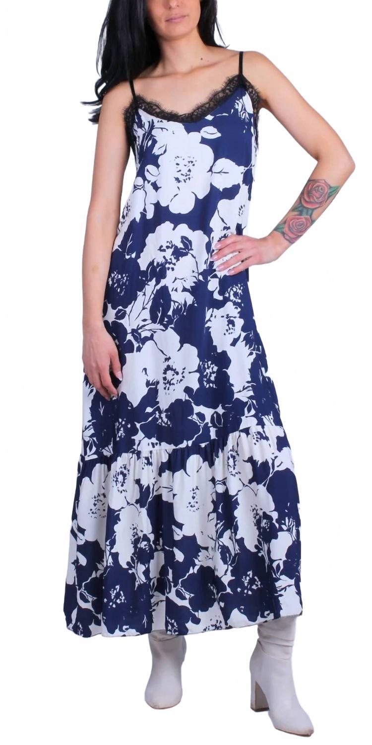 Савона Цветочное платье в темно-синем цвете GIGI MODA
Савона Цветочное платье в темно-синем цвете GIGI MODA