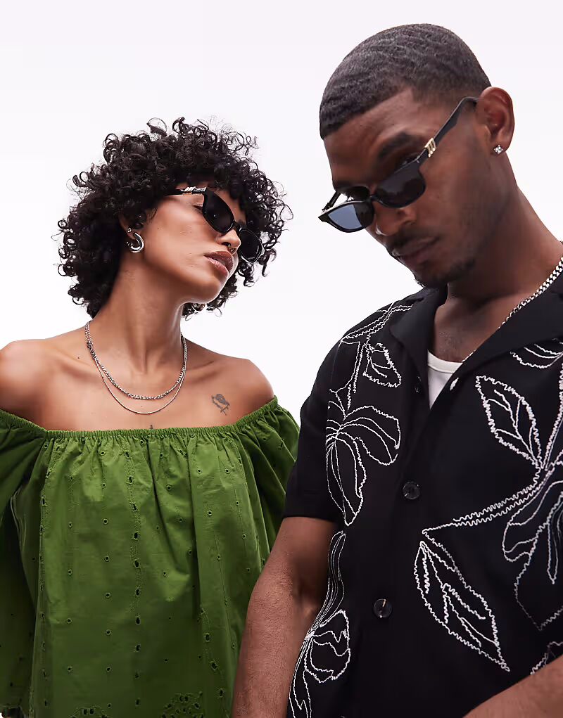 Конфиденциальные тонкие прямоугольные солнцезащитные очки Le Specs в черном и дымчатом монохромном исполнении
Конфиденциальные тонкие прямоугольные солнцезащитные очки Le Specs в черном и дымчатом монохромном исполнении