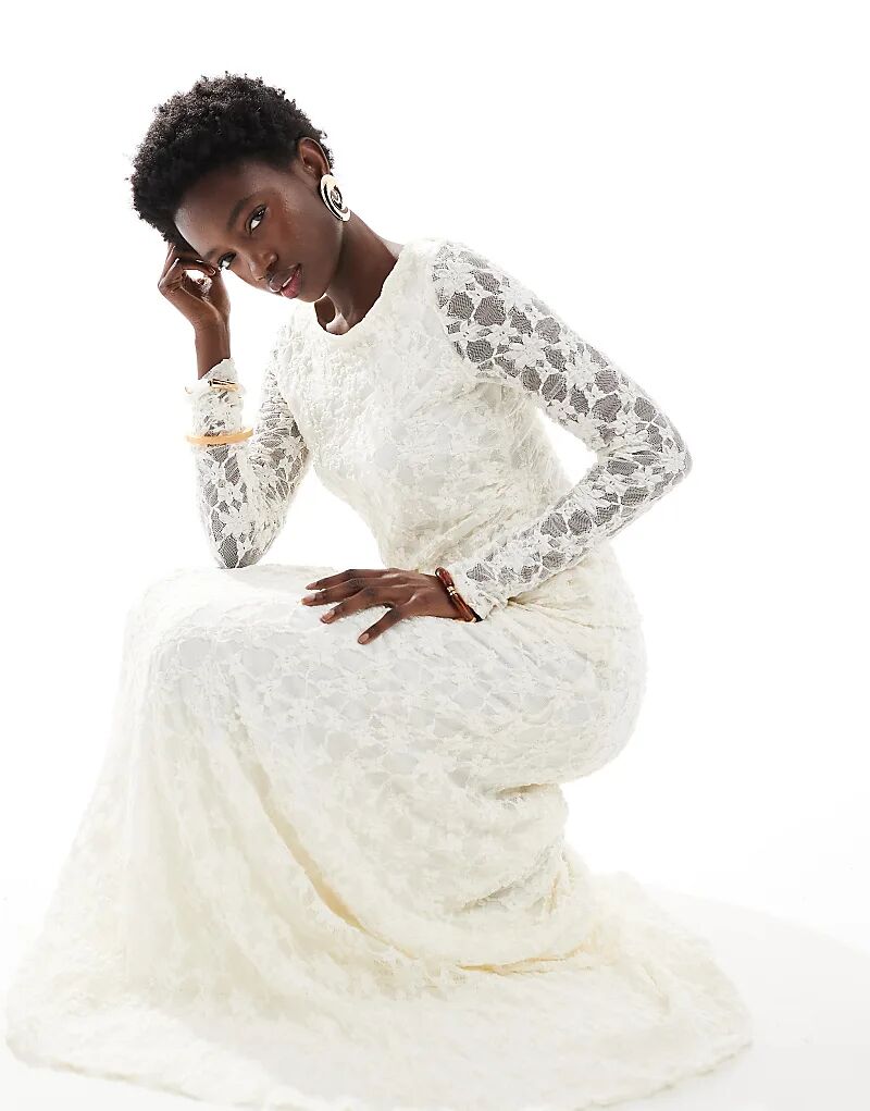 Кружевной топ цвета слоновой кости с длинными рукавами и асимметричным подолом.
Кружевной топ цвета слоновой кости с длинными рукавами и асимметричным подолом.