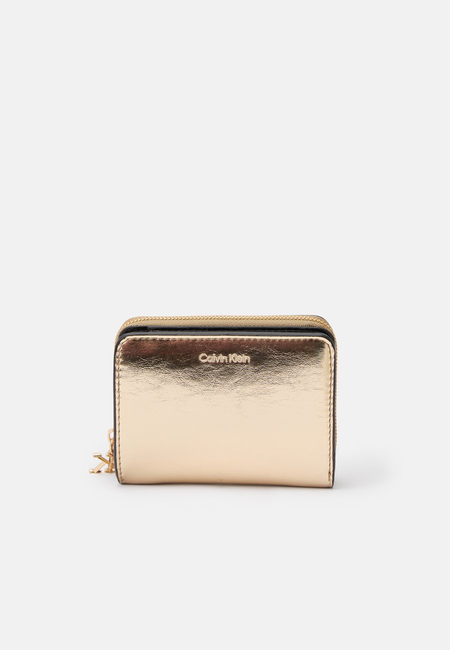 Кошелек Calvin Klein METALLIC FLAP ZIP AROUND, Gold-Coloured
Кошелек Calvin Klein METALLIC FLAP ZIP AROUND, Gold-Coloured