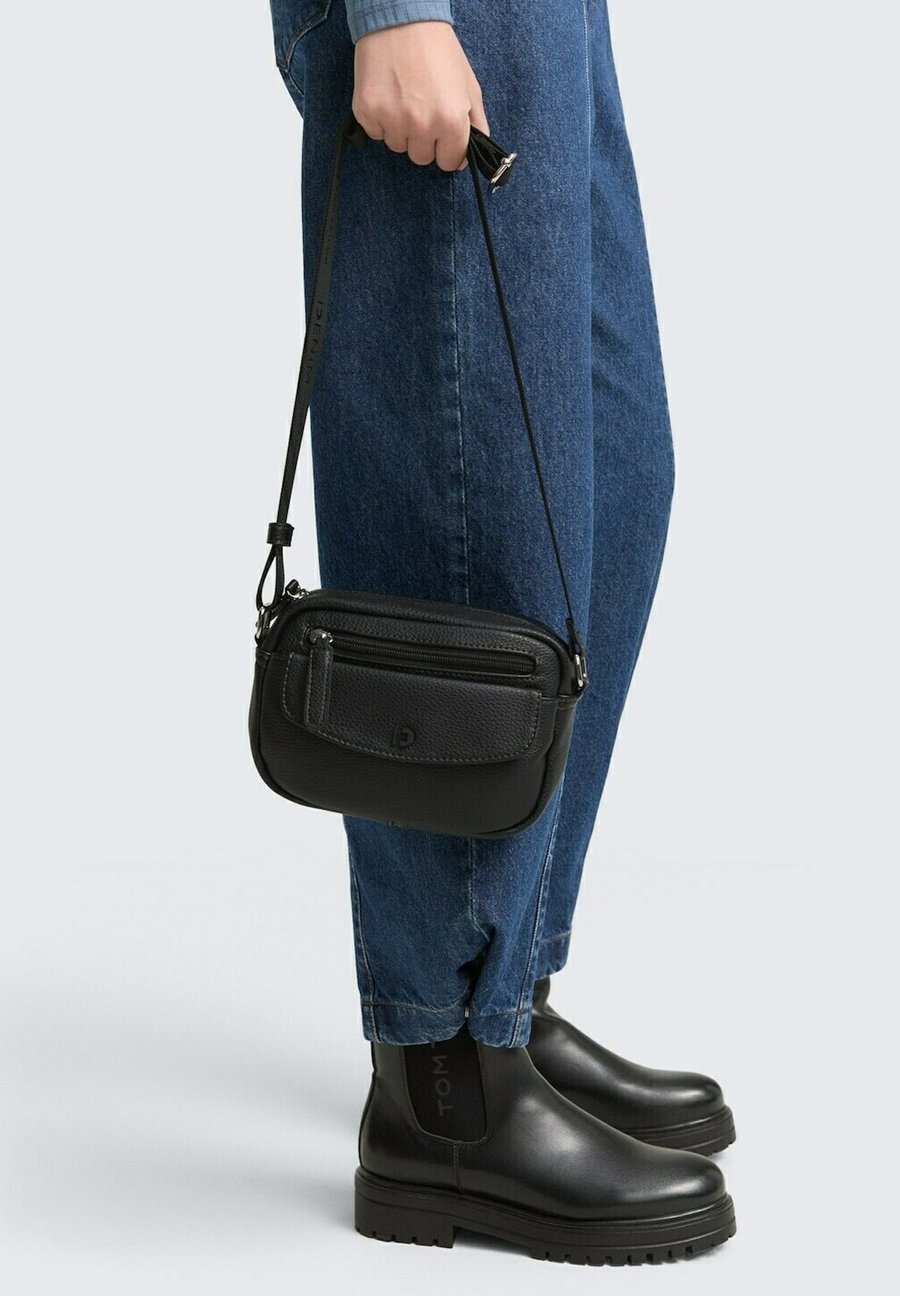Сумка кросс-боди TOM TAILOR DENIM Cross body bag, Schwarz Black/Black
Сумка кросс-боди TOM TAILOR DENIM Cross body bag, Schwarz Black/Black
