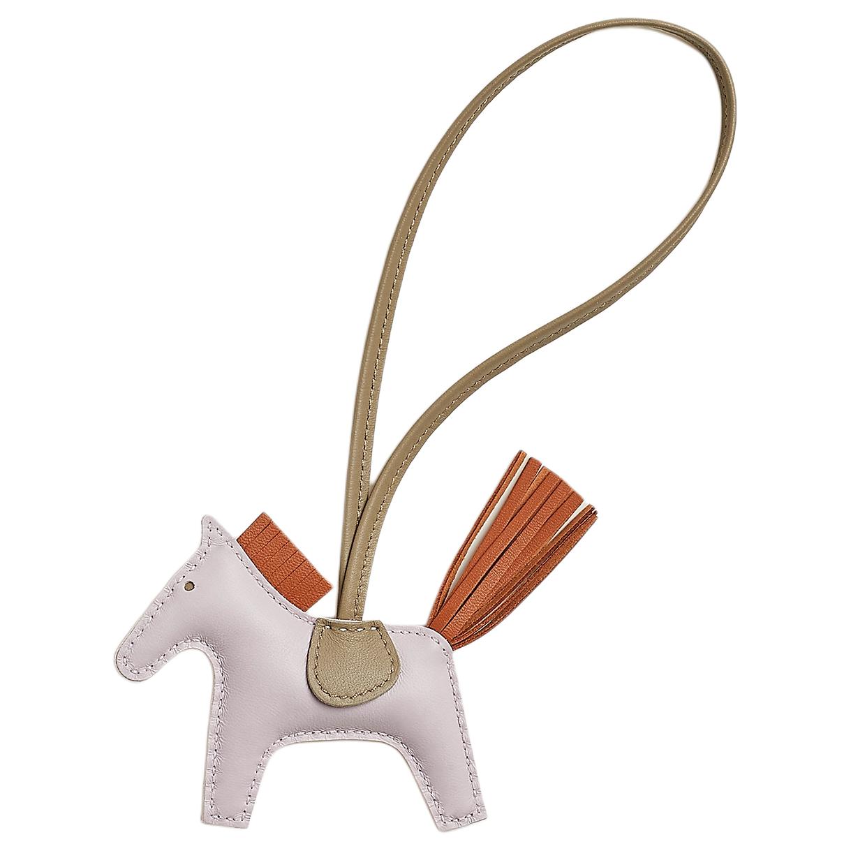 HERMES Аксессуар для сумки из ягненка Rodeo Milo Unisex светло-фиолетовый с имбирным пряником и бежевым мальва, Light Purple with Gingerbread & Malva Beige
HERMES Аксессуар для сумки из ягненка Rodeo Milo Unisex светло-фиолетовый с имбирным пряником и бежевым мальва, Light Purple with Gingerbread & Malva Beige