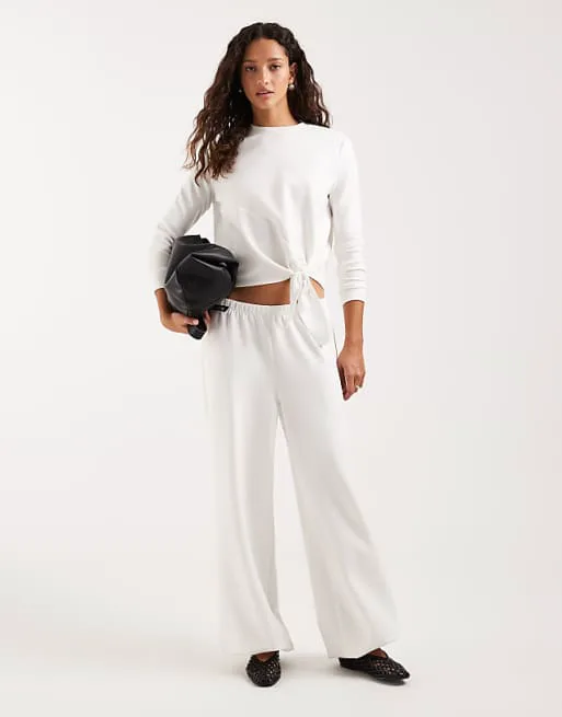 Белые комбинированные брюки с объемными штанинами из модала 4th & Reckless
Белые комбинированные брюки с объемными штанинами из модала 4th & Reckless