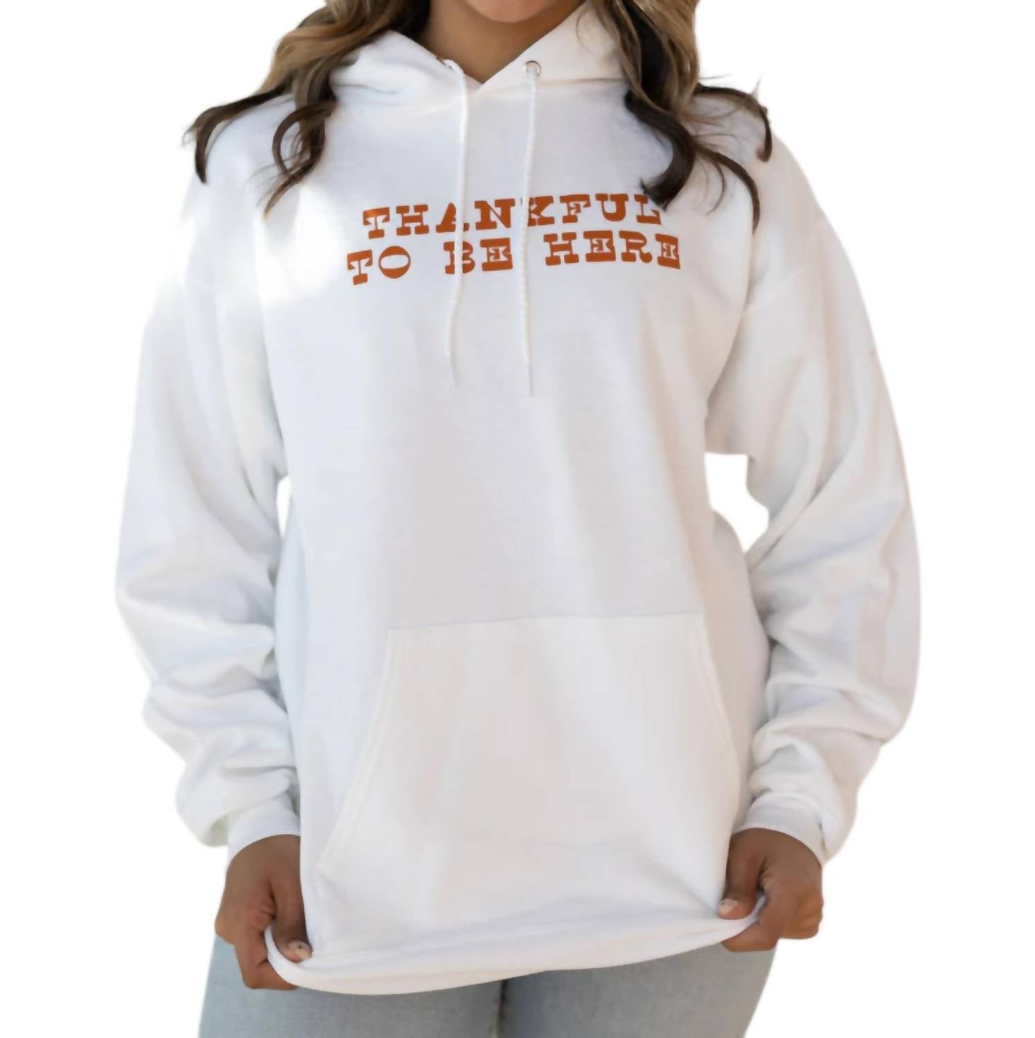 Толстовка с капюшоном Thankful To Be Here в белом цвете FRIDAY + SATURDAY
Толстовка с капюшоном Thankful To Be Here в белом цвете FRIDAY + SATURDAY