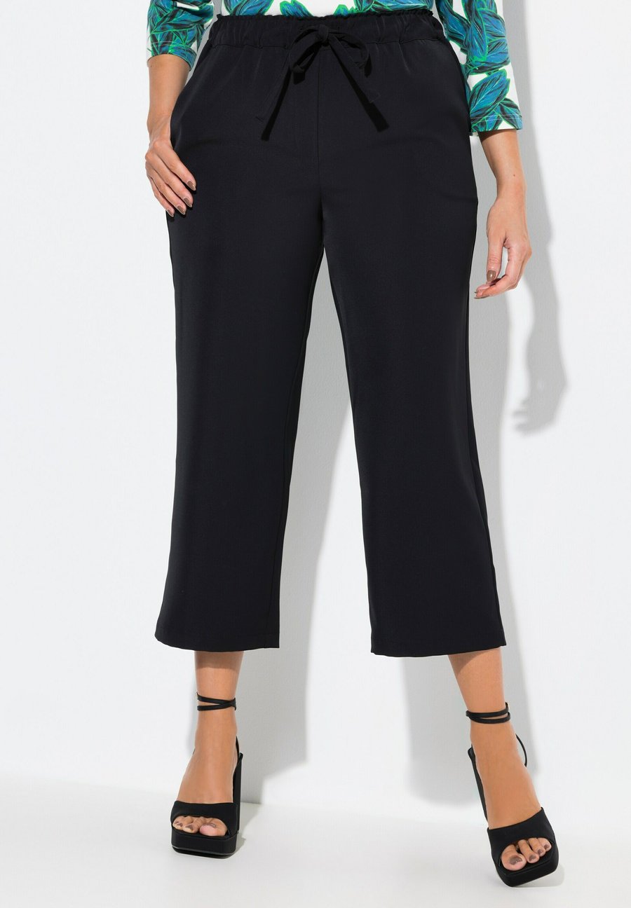 Брюки Ulla Popken 7/8 BÜGELFALTEN, ELASTIKBUND, BINDE, Black
Брюки Ulla Popken 7/8 BÜGELFALTEN, ELASTIKBUND, BINDE, Black