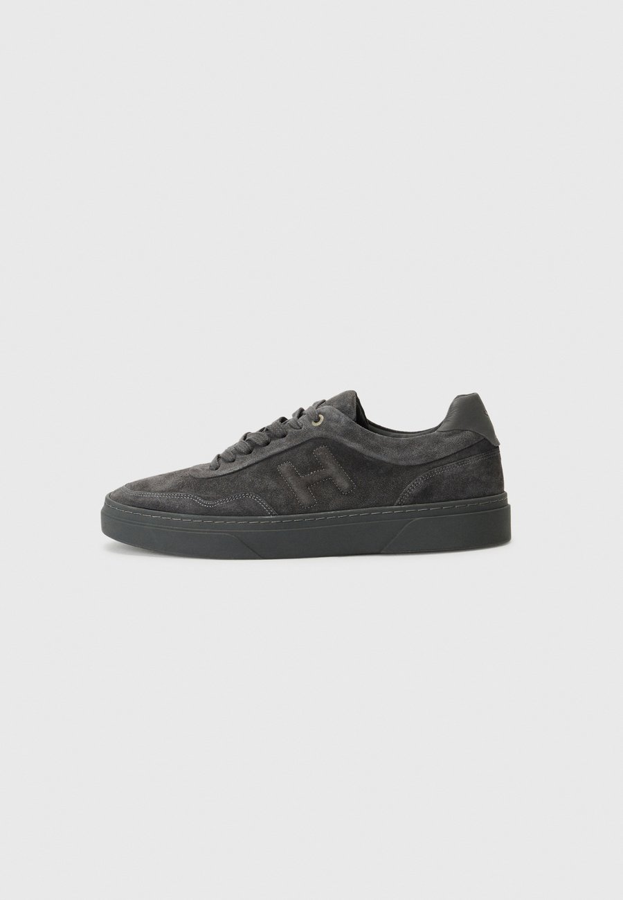 Кроссовки Hackett London HACKNEY, Dark Grey
Кроссовки Hackett London HACKNEY, Dark Grey