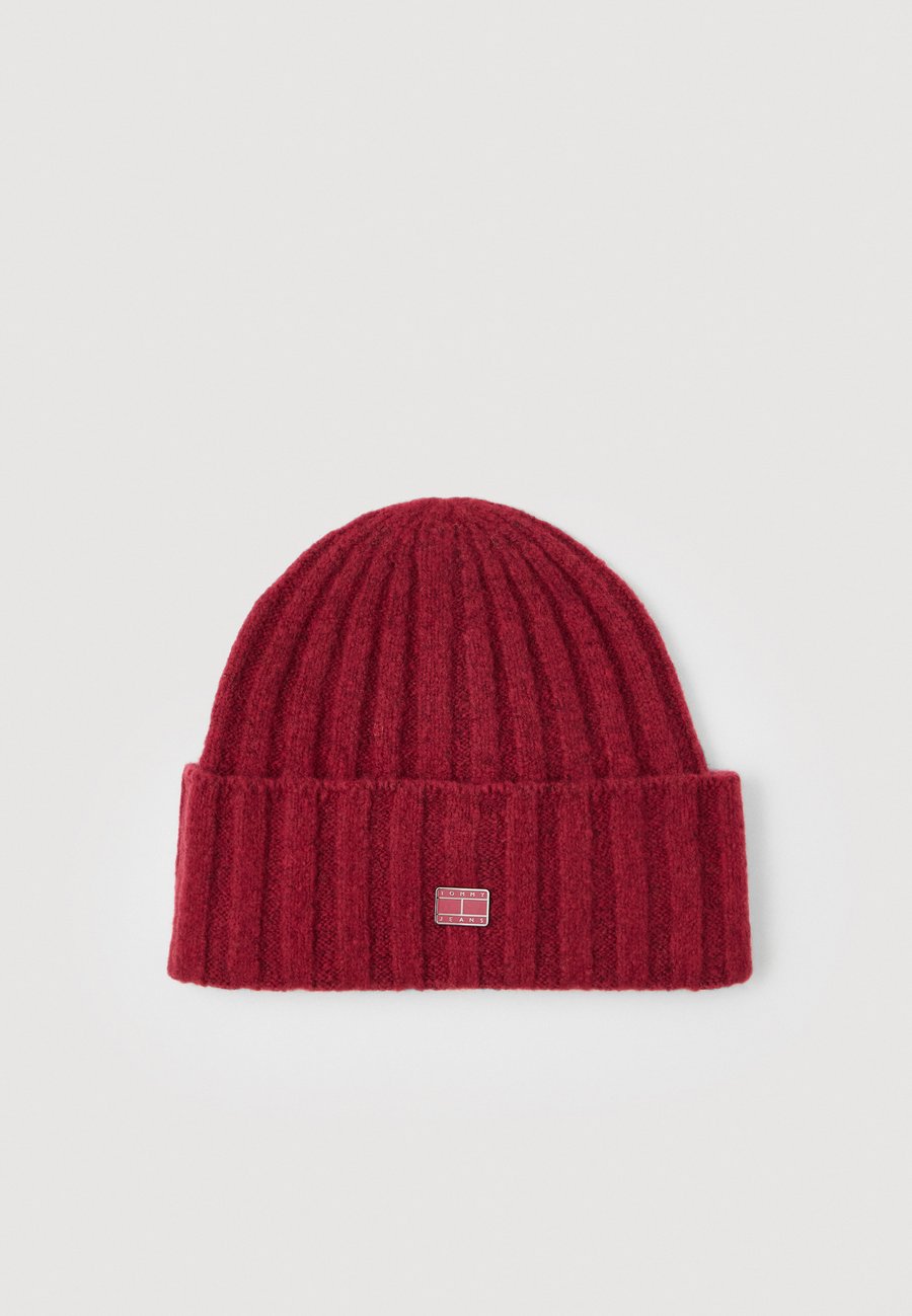 Шапка Tommy Jeans HERITAGE PLAQUE BEANIE, Ruby Dusk/Dark Red
Шапка Tommy Jeans HERITAGE PLAQUE BEANIE, Ruby Dusk/Dark Red