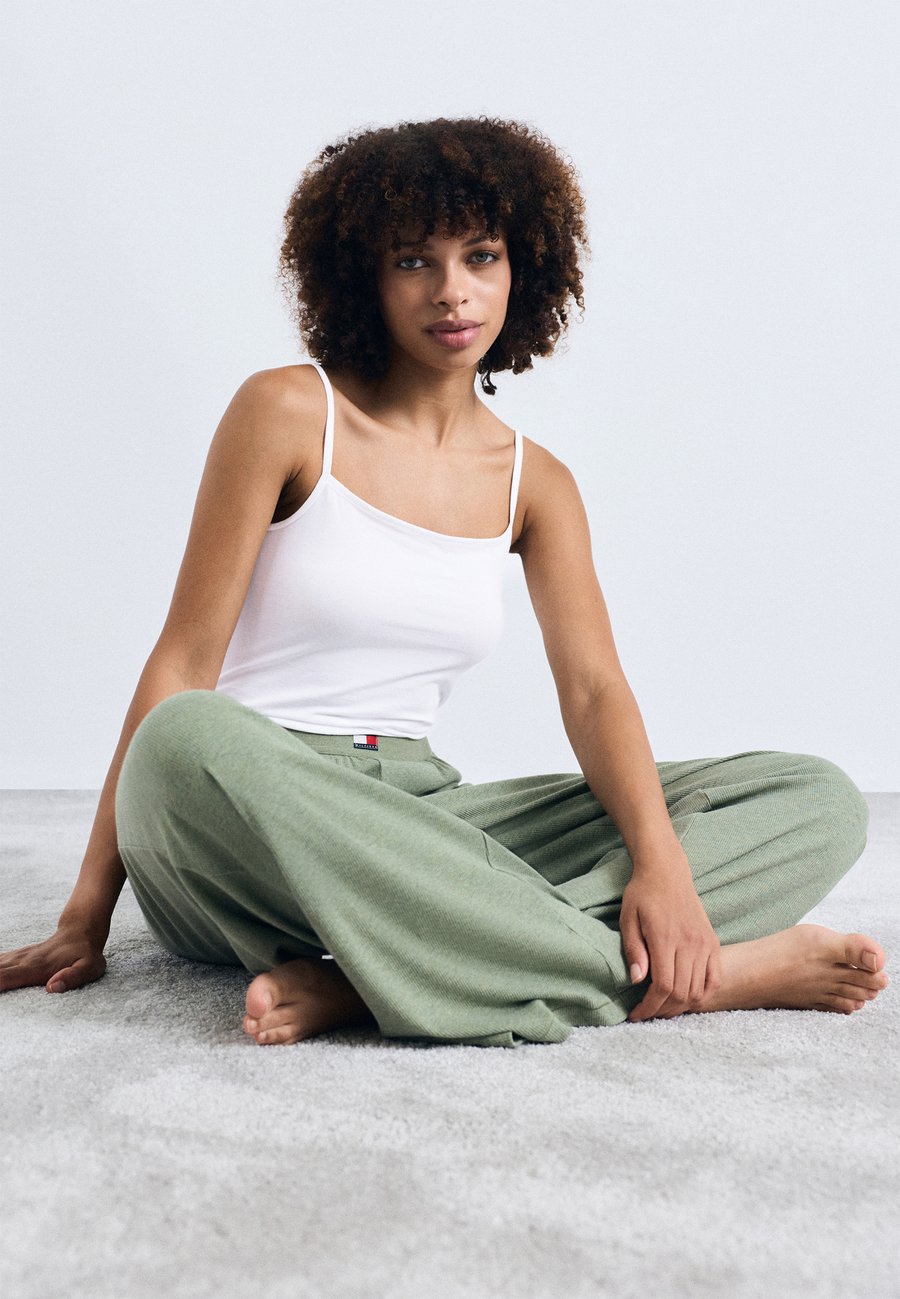 Пижамные брюки Tommy Hilfiger HERITAGE PANTS, Khaki Heather/Beige
Пижамные брюки Tommy Hilfiger HERITAGE PANTS, Khaki Heather/Beige