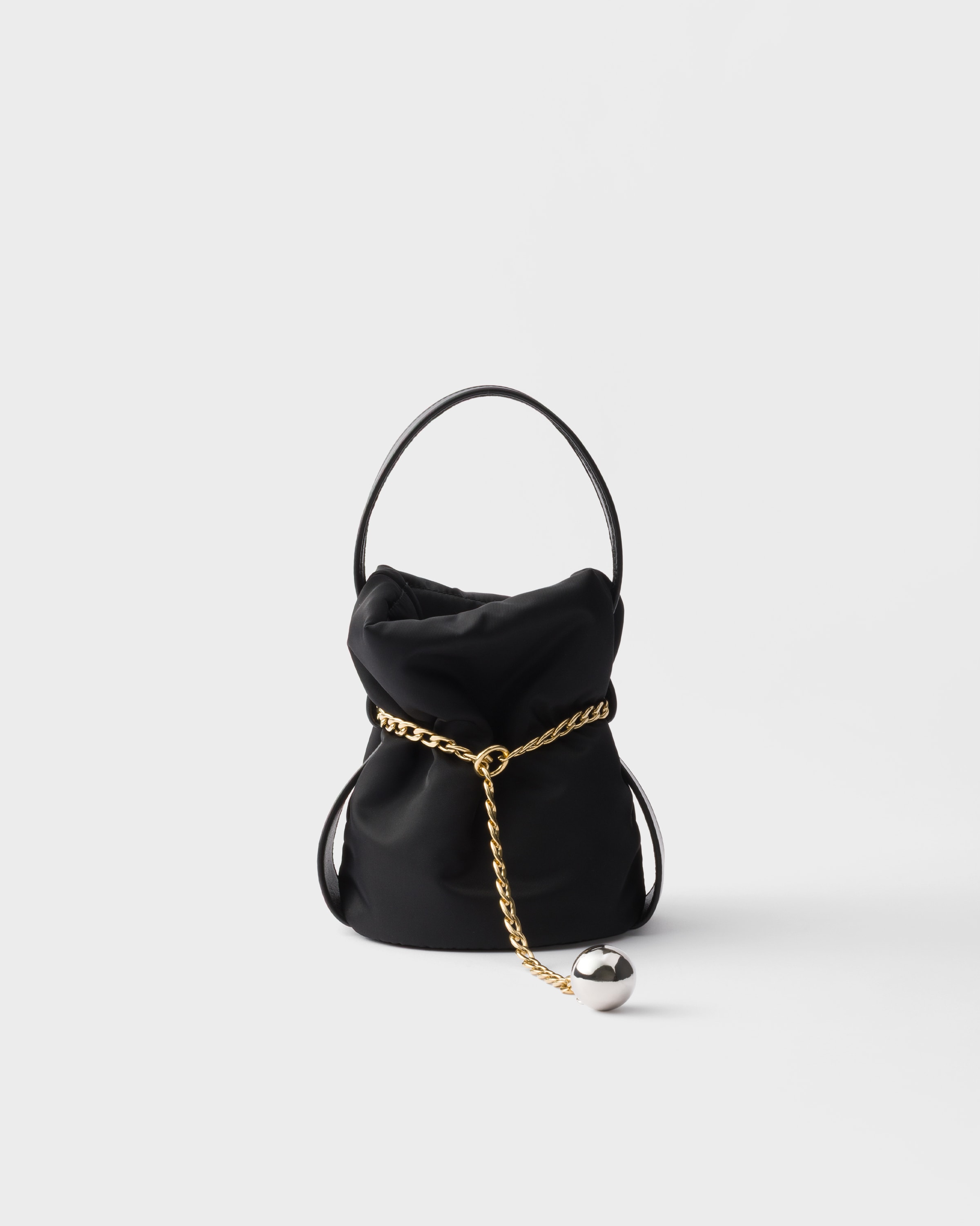 Мини-сумка-ведро Petit Sac Noir из Re-Nylon и наппы Prada, черный
Мини-сумка-ведро Petit Sac Noir из Re-Nylon и наппы Prada, черный