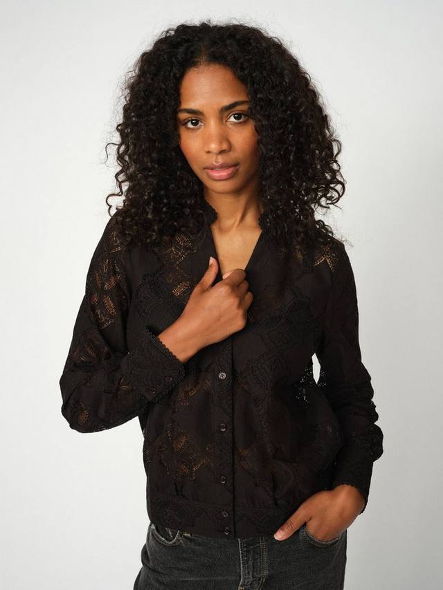 Monia Yen футболка с длинными рукавами и V-образным вырезом из хлопковой смеси с цветочным принтом и кружевными вставками MOS MOSH
Monia Yen футболка с длинными рукавами и V-образным вырезом из хлопковой смеси с цветочным принтом и кружевными вставками MOS MOSH