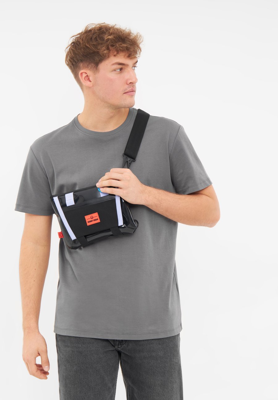 Сумка кросс-боди Johnny Urban AVERY, Schwarz Lila/Black
Сумка кросс-боди Johnny Urban AVERY, Schwarz Lila/Black