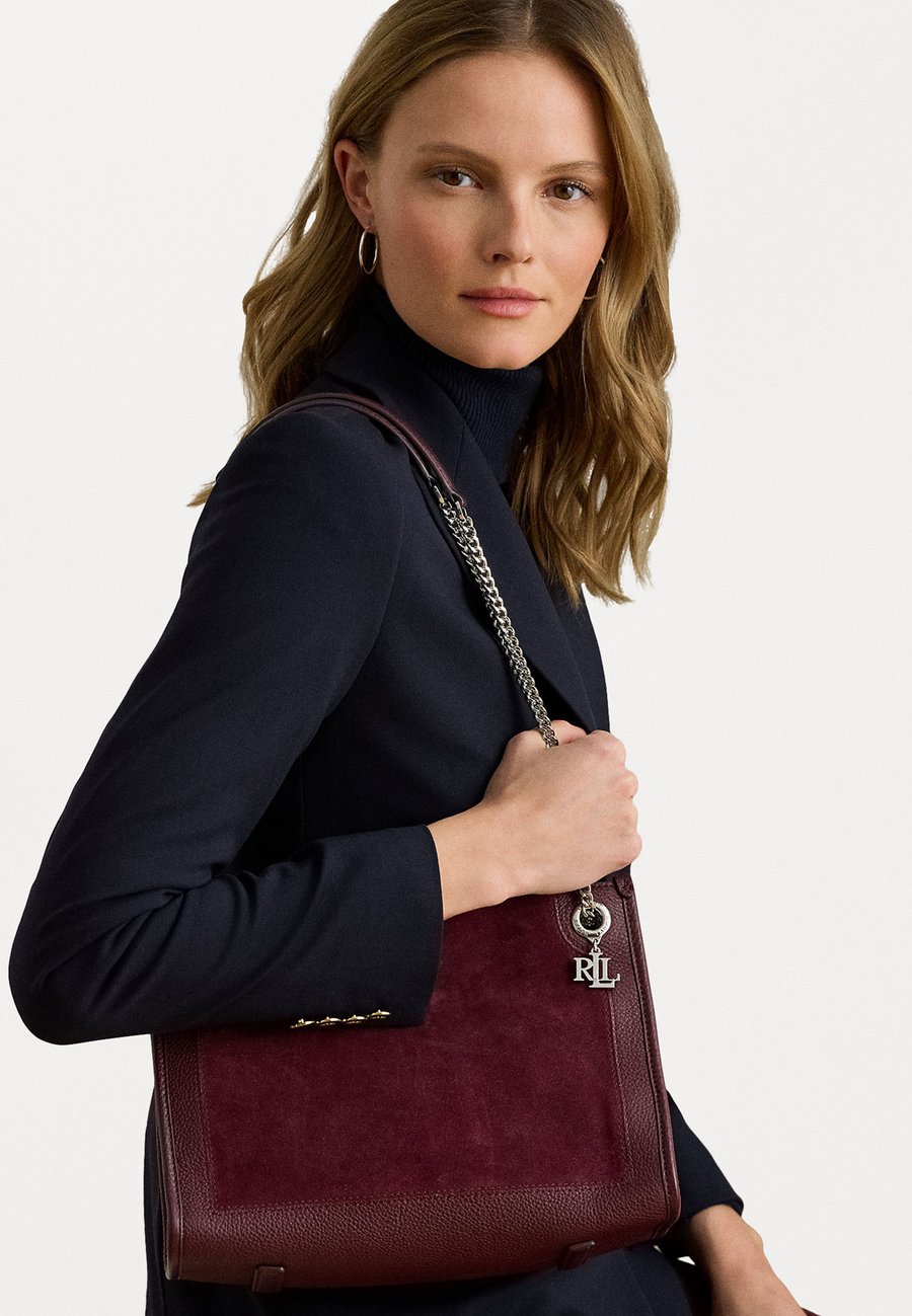 Сумка Lauren Ralph Lauren SUEDE & LEATHER MEDIUM BRADLEY TOTE BAG, Dark Garnet/Bordeaux
Сумка Lauren Ralph Lauren SUEDE & LEATHER MEDIUM BRADLEY TOTE BAG, Dark Garnet/Bordeaux