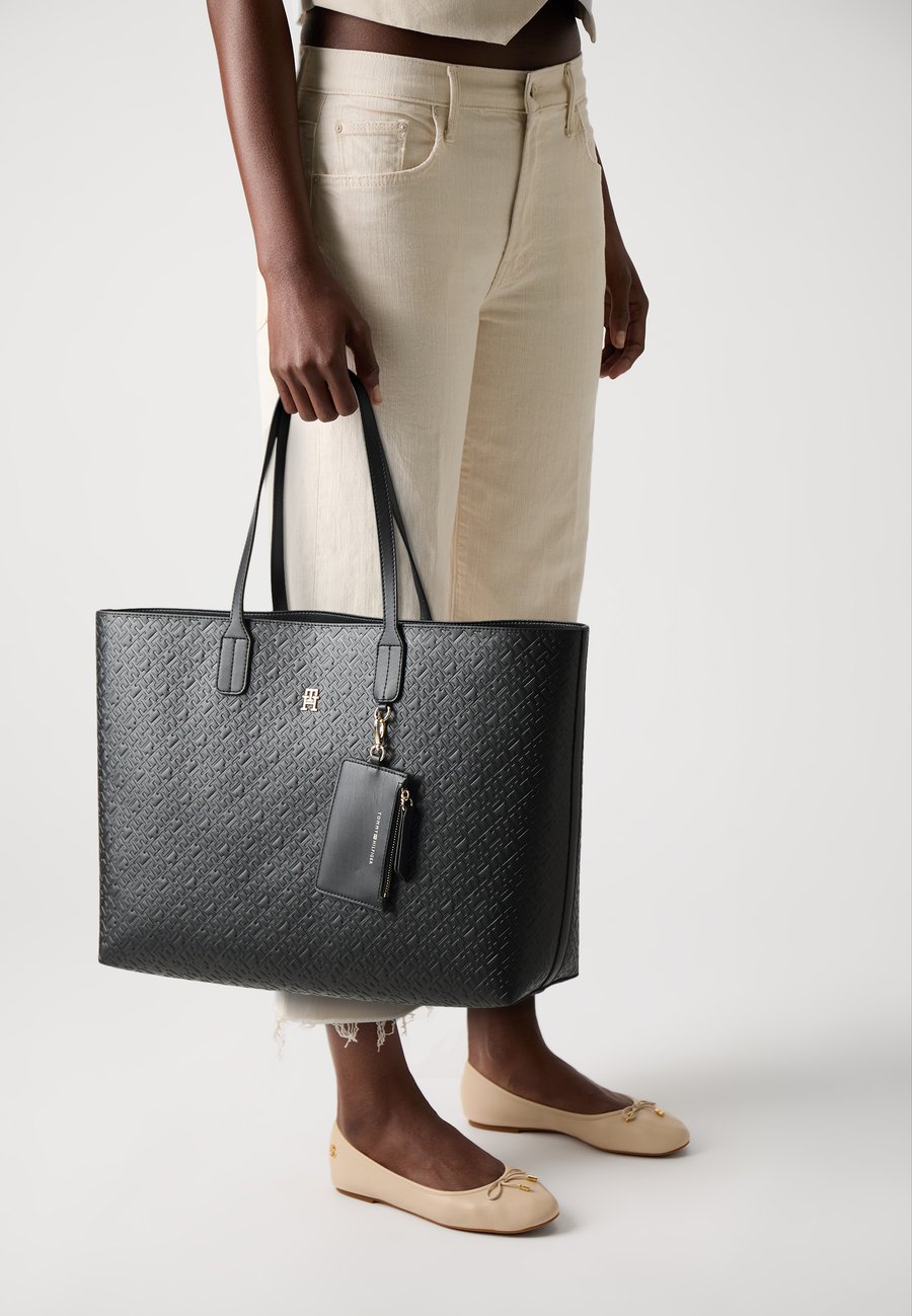 Сумка-шоппер Tommy Hilfiger ICON TOTE MONO SET, Black
Сумка-шоппер Tommy Hilfiger ICON TOTE MONO SET, Black