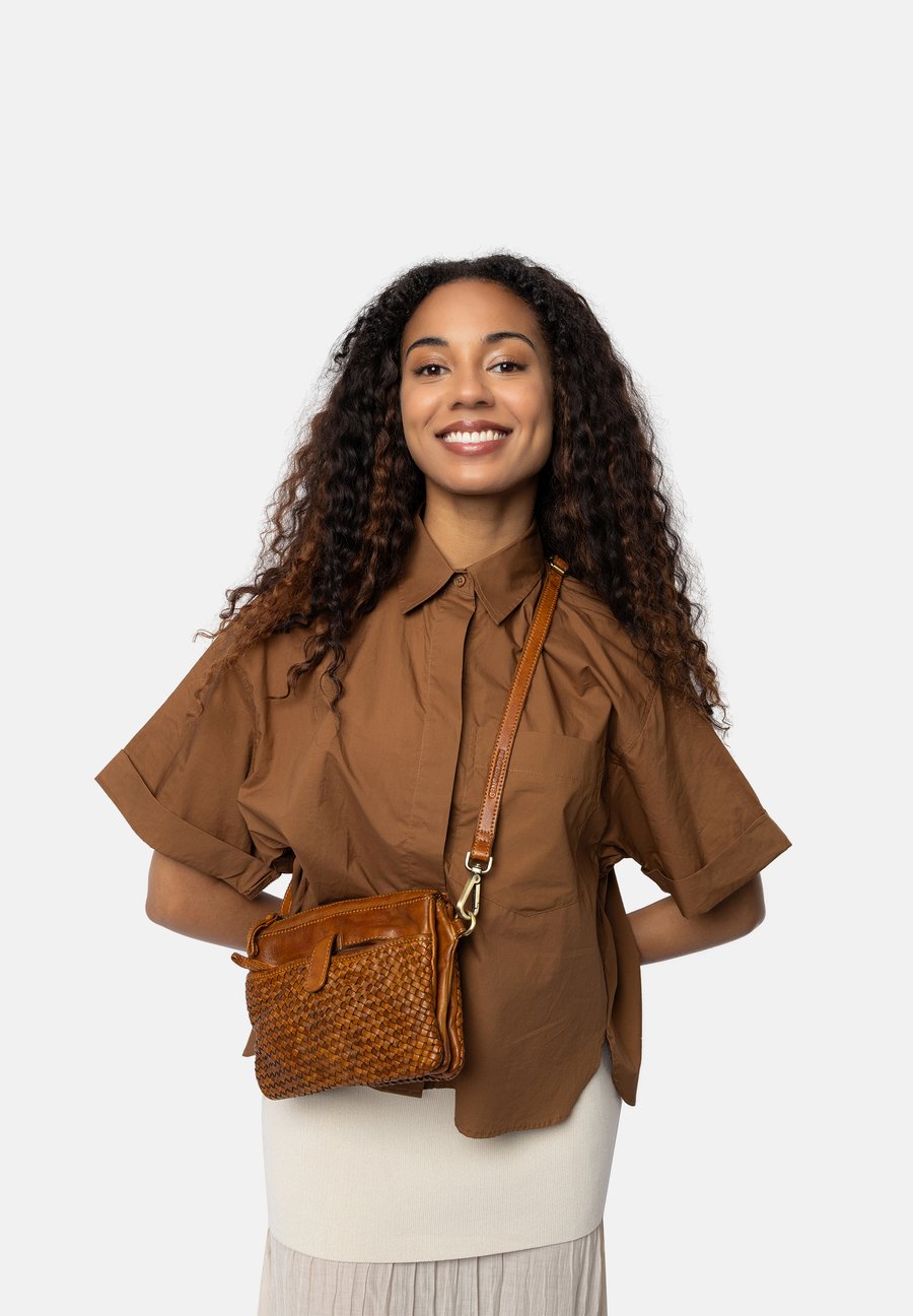 Сумка кросс-боди RE:DESIGNED MARGA, Tan
Сумка кросс-боди RE:DESIGNED MARGA, Tan