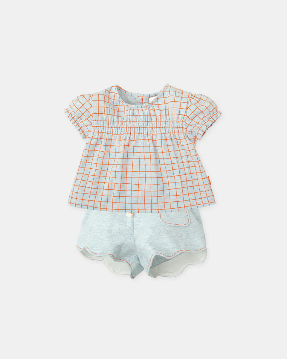 Комплект из клетчатой футболки и простых фарфоровых шорт для малышки Tutto Piccolo, голубой
Комплект из клетчатой футболки и простых фарфоровых шорт для малышки Tutto Piccolo, голубой