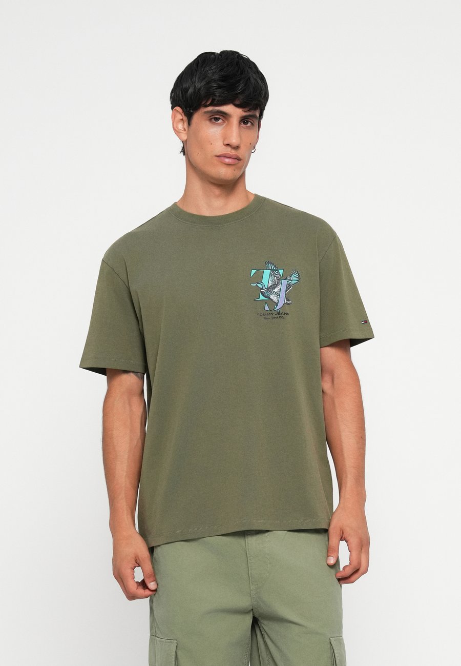 Футболка Tommy Jeans NOVELTY TEE UNISEX, Pewter Green/Green, Зеленый, Футболка Tommy Jeans NOVELTY TEE UNISEX, Pewter Green/Green
Футболка Tommy Jeans NOVELTY TEE UNISEX, Pewter Green/Green, Зеленый, Футболка Tommy Jeans NOVELTY TEE UNISEX, Pewter Green/Green