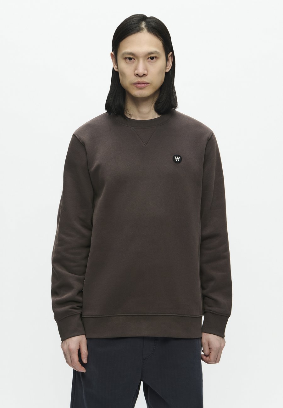 Толстовка DOUBLE A BY W.W. WWTye Badge Crew , Delicioso/Dark Brown, Коричневый, Толстовка DOUBLE A BY W.W. WWTye Badge Crew , Delicioso/Dark Brown
Толстовка DOUBLE A BY W.W. WWTye Badge Crew , Delicioso/Dark Brown, Коричневый, Толстовка DOUBLE A BY W.W. WWTye Badge Crew , Delicioso/Dark Brown