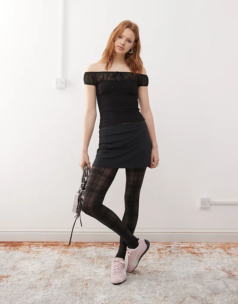 COLLUSION облегающая микро-юбка трапециевидной формы черного цвета
COLLUSION облегающая микро-юбка трапециевидной формы черного цвета