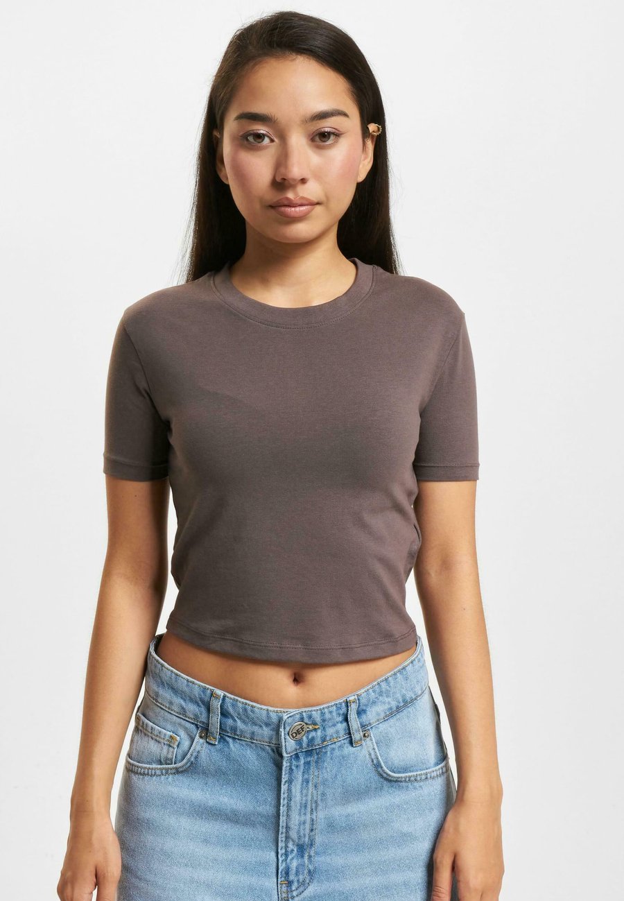 Футболка DEF Basic T-shirt, Pavement/Taupe, Коричневый, Футболка DEF Basic T-shirt, Pavement/Taupe
Футболка DEF Basic T-shirt, Pavement/Taupe, Коричневый, Футболка DEF Basic T-shirt, Pavement/Taupe