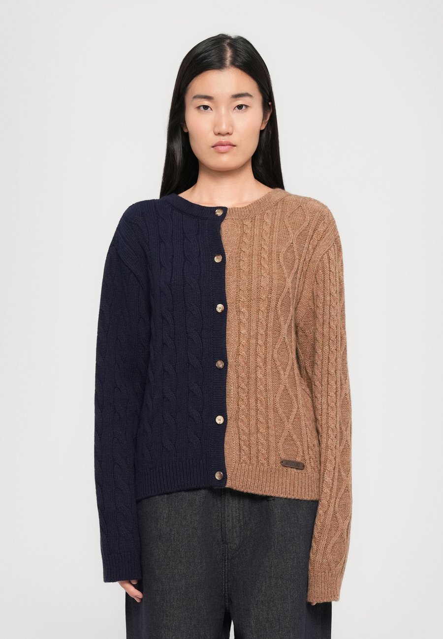 Кардиган MOSCHINO MIXED JACKET, Multi Brown/Light Brown
Кардиган MOSCHINO MIXED JACKET, Multi Brown/Light Brown