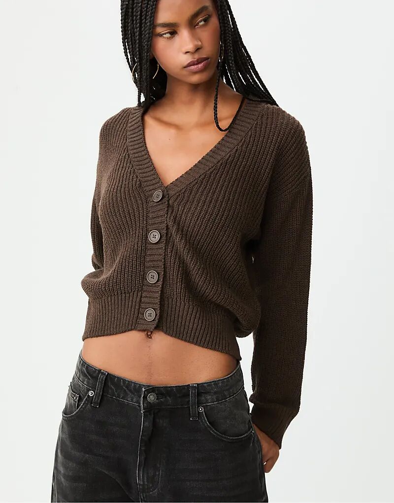 Вязаный кардиган Stradivarius на пуговицах коричневого цвета
Вязаный кардиган Stradivarius на пуговицах коричневого цвета