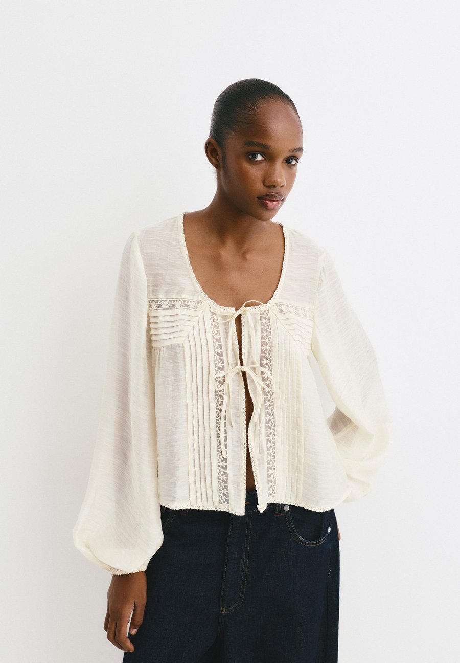 Блуза PULL&BEAR WITH TIES, Beige
Блуза PULL&BEAR WITH TIES, Beige