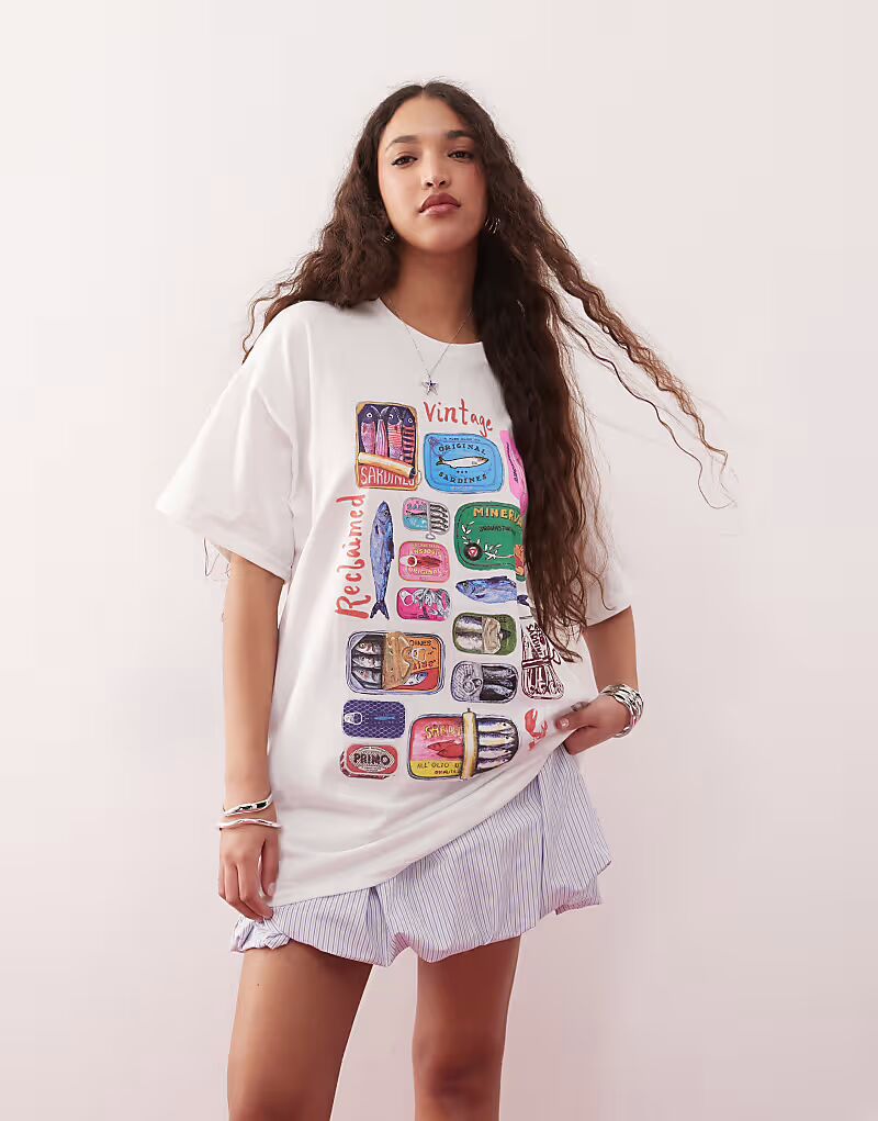 Футболка Reclaimed Vintage oversize с принтом открытки с рыбками белого цвета
Футболка Reclaimed Vintage oversize с принтом открытки с рыбками белого цвета
