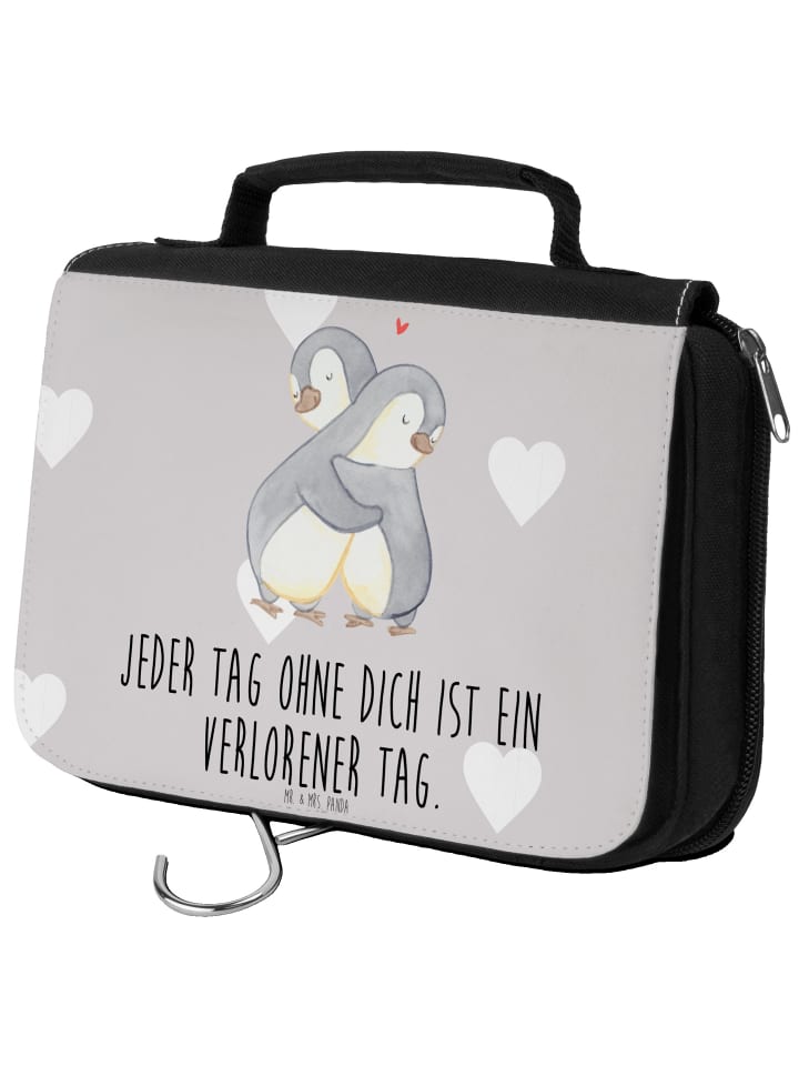Mr. & Mrs. Panda Косметичка с изображением пингвина и надписью пастельно-серого цвета
Mr. & Mrs. Panda Косметичка с изображением пингвина и надписью пастельно-серого цвета