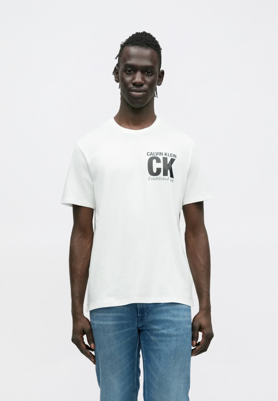 Футболка Calvin Klein CORNER GRAPHIC, Brilliant White/Multi-Coloured, Белый, Футболка Calvin Klein CORNER GRAPHIC, Brilliant White/Multi-Coloured
Футболка Calvin Klein CORNER GRAPHIC, Brilliant White/Multi-Coloured, Белый, Футболка Calvin Klein CORNER GRAPHIC, Brilliant White/Multi-Coloured