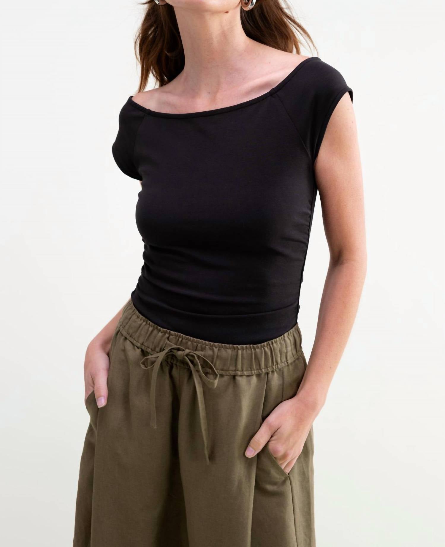 Сдержанный топ черного цвета Darling
Сдержанный топ черного цвета Darling